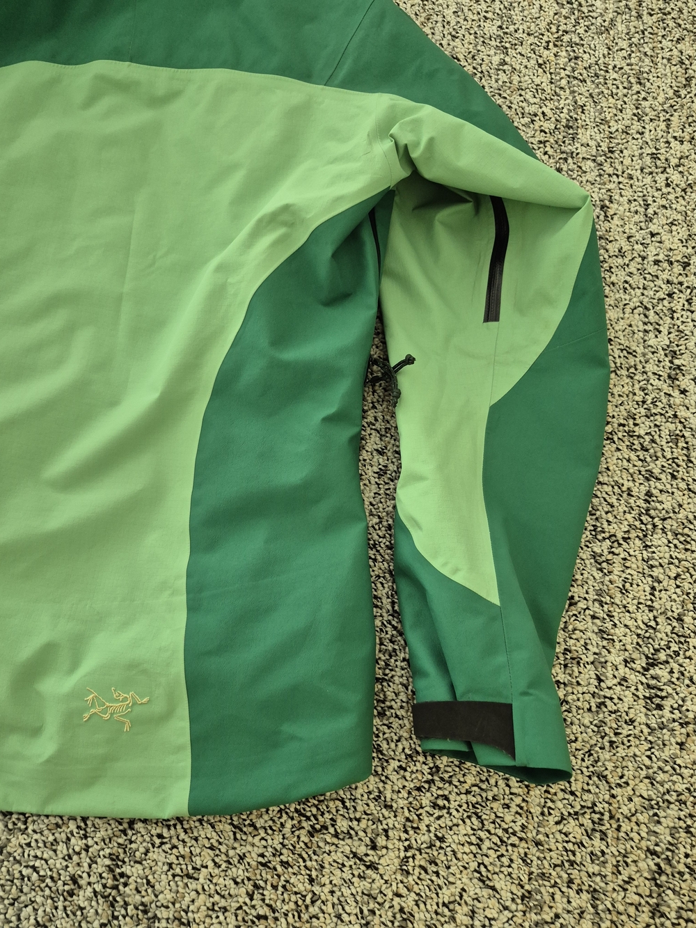 Arc'teryx Women's Two-Tone Green Waterproof Hooded Jacket - Picture 10 of 10